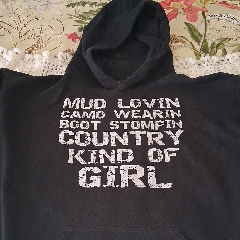 Mud Lovin’ Camo Wearin’ Boot Stompin’ Country Kind of Girl Hoodie – Women’s M 🤠